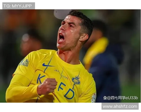 足球明星与球迷互动意外事件引发热议手机被打飞瞬间成焦点